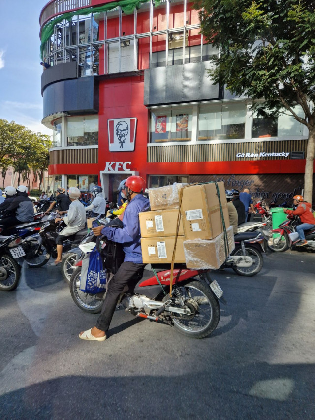 Vietnamissa moottoripyörillä kuljetetaan kaikkea: tikkaita, vannesahan teriä, kanoja, hanhia, paketteja ja voit jopa tilata mopotaksin.