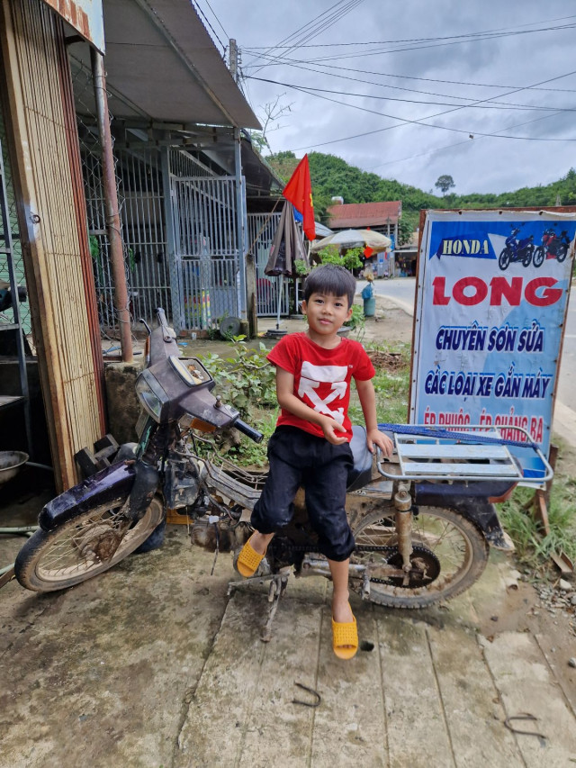 Vietnamissa paikalliset ajavat mopoilla