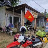 Motoristit Vietnamissa trooppisen myrskyn keskellä