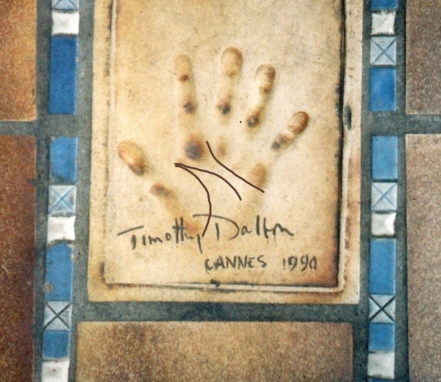 Bond-tähti  Timothy Daltonin kädenkuva Cannesin filmitähtien kadun kivetyksessä. Kuvan ottanut Henriette Sola