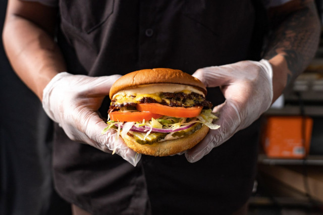 Burger Weeks Finland tuo kympin ja 15 e burgerit lautasellesi.