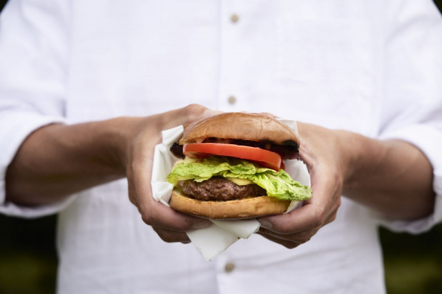 Tamminen on tarjonnut jo vuosikymmenien ajan 100 % suomalaisia naudan burgerpihvejä hampurilaisten ystäville, laadukkaasti maku edellä!