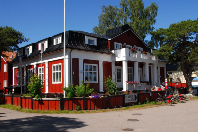 Hamn Krog sijaitsee paraatipaikalla Nauvon satamassa.