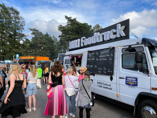 BULI foodtruckin luukulla kävi kova kuhina.