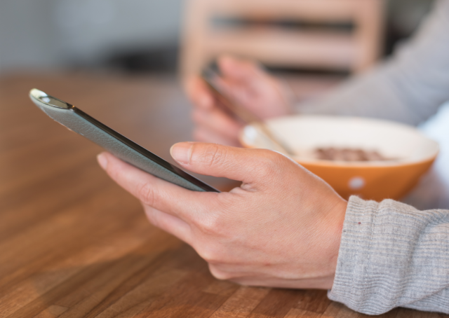 Kotona puhelin eksyy monesti käteen myös ruokapöydässä.