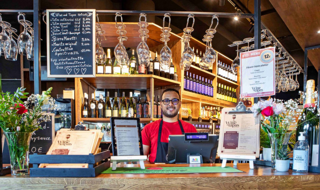 Wine & Tapas on avannut ovensa keskeiselle paikalle Narinkkatorille.