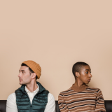 Ensin kehuu, sitten piikittelee — oletko kohdannut tämän ikävän deittailuilmiön?