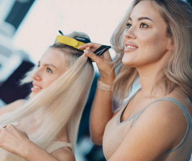 Hiustenpidennysten sävyä ja kiinnitystapaa kannattaa pohtia yhdessä ammattilaisen kanssa.