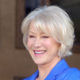 80-vuotias Helen Mirren hurmasi muotinäytöksessä: “Älkää lätkäiskö minuun leimoja”