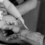 Kolmen sukupolven puristuksessa – yksi tietty ikäpolvi elää nyt elämänsä ruuhkavuosia