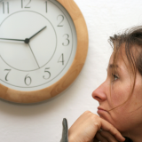 “Aloitetaanko heti vai odotetaanko vielä?” – mitä odottamisen kulttuuri kertoo meistä