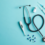 Märkä tukka ei aiheuta flunssaa – lääkärit paljastavat sitkeimmät terveysmyytit