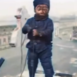 Kolmivuotias nokipoika kävelee isänsä rinnalla – katso pysäyttävä video