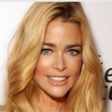 Denise Richardsin ex-mies vapautettiin takuita vastaan – hymyili leveästi heti vankilasta päästyään