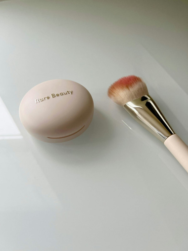 Kuvituskuva. Kuvassa Selena Gomezin meikkibrändin tuotteita.