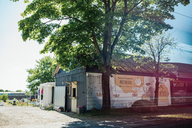 Merikonteista rakennettu The Kurze sijaitsee Tallinnan Koplissa.