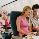 Miksi lentokoneiden vessoissa on yhä tuhkakuppi?