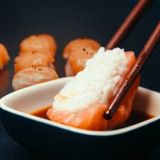 90 % vähemmän kaloreita ja murto-osa hiilijalanjäljestä! Suomalaiskeksintö mullistaa sushin syönnin