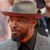 Jamie Foxx ärähti yleisölle Halloween-festareilla – vieras heitti pullon lavalle kesken GloRillan esiintymisen