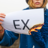 Kun suhteessa on kolmas pyörä - miksi miehet puhuvat jatkuvasti eksistään?