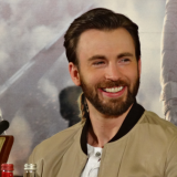 Marvel-tähdestä tuli isä – Chris Evans ja Alba Baptista saivat esikoisensa