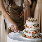 Kun hääkakku muuttuu nöyryytykseksi – asiantuntijat varoittavat trendistä, jossa sulhanen pilaa morsiamen hetken