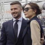 David Beckham sai ritarin arvon – osallistui seremoniaan Victorian suunnittelemassa puvussa