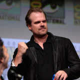 David Harbour ja Millie Bobby Brown kohtasivat punaisella matolla — ei merkkiäkään kohusta