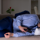 “Väsynyt, mutta vielä yksi jakso” – näin kiire- ja ruutukulttuuri varastavat yöunesi