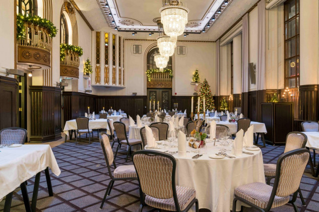 NH Collection Helsinki Grand Hansassa gaalaillallista nautitaan kristallikruunujen alla.