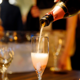 Tämän takia pari lasia saa sinut rakastamaan kaikkia ympärilläsi