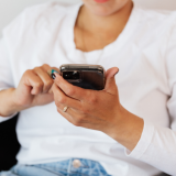 Katsotko puhelinta näin? Ihosi voi vanheta nopeammin