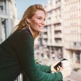 Onnellinen sinkkuna – 6 syytä, miksi yhä useampi nainen valitsee yksinolon