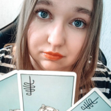 Eve Laulaja tekee tarot-tulkintoja lempeällä otteella: 