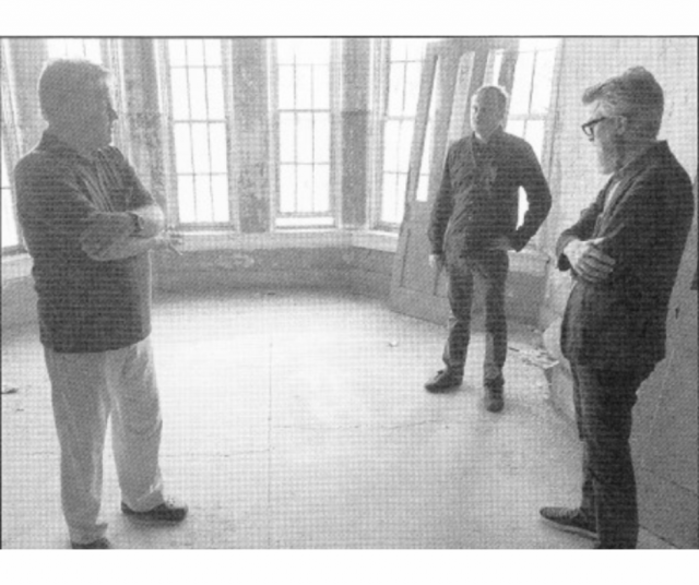 Lehtikuva, jonka kuvatekstissä kerrottiin ohuelti: "-keskustelua 1970-luvulla kuolleen mielisairaalapotilaan hajonneesta ruumiista jääneestä värimuutoksesta ja jäljestä" laveasti suomennettuna.