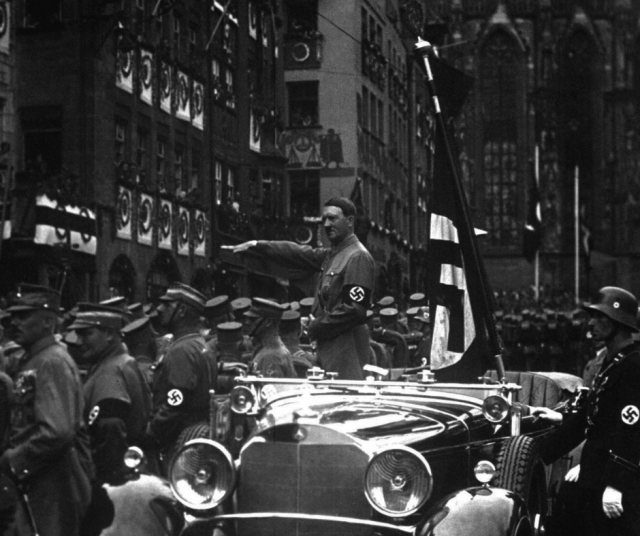 Hitler tervehtii marssivia natsipuolueen iskujoukkoja Nürnbergissä 5. marraskuuta 1935.