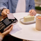 Kuka maksaa treffeillä – välty kiusallisuudelta tällä periaatteella