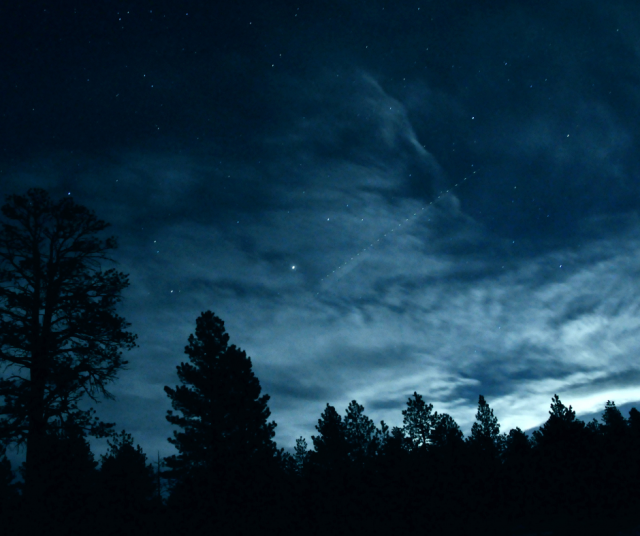 UFO-skenettäjille sisäpiirihuomautus: The Truth is Out There — Totuus on tuolla jossain eikä 'totuus on tuolla ulkona', niin kuin eräs TV-kanava aikoinaan suomenteli.