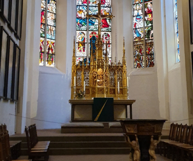 Leipzigin Thomaskirkon kuoriosa ja Johann Sebastian Bachin hauta.