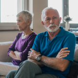 Lapset lähtivät – ja yhtäkkiä vastapäätä istuu vieras