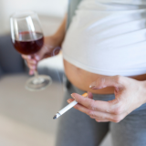 Raskaana baarissa — mitä tapahtuu, jos odottava äiti kiskaisisi lärvit julkisesti vuonna 2025?