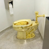 Luksusta rahakkaille: täyttä kultaa oleva wc-istuin huutokaupattiin New Yorkissa