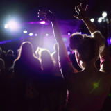 Poppers – näin viattomana pidetty päihde siirtyi lääkekaapista yökerhojen takahuoneisiin