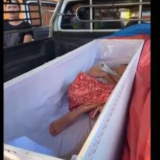 Nainen kolkutti arkunkanteen juuri ennen kuin oli joutumassa polttohaudattavaksi