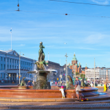 Helsinki hehkuu oranssina – Havis Amanda valaistaan väkivallan vastaiseen kampanjaan