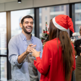 Introvertin selviytymisopas pikkujouluihin – 6 keinoa nauttia ilman sosiaalista krapulaa