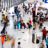 Poliitikko toivoi somessa, että ihmiset pukeutuisivat paremmin lentokentälle