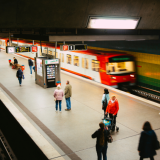 Onko tässä nerokas vai ällöttävä tapa tehdä itselleen tilaa julkisissa?