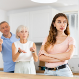 Miksi käyttäydymme vanhempiemme seurassa kuin lapset?