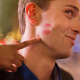 Tarkkaile näitä merkkejä puolisossasi, jos epäilet pettämistä – kyse saattaakin olla tästä